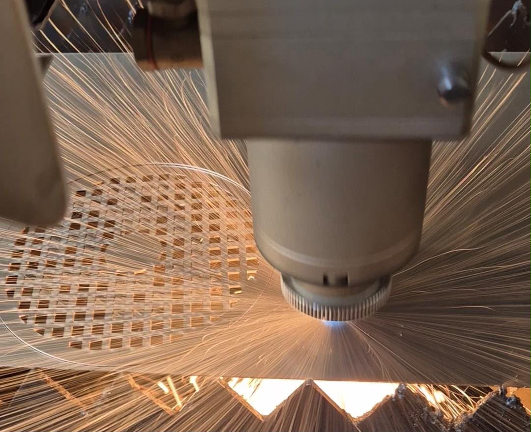 Corte láser CNC en operación