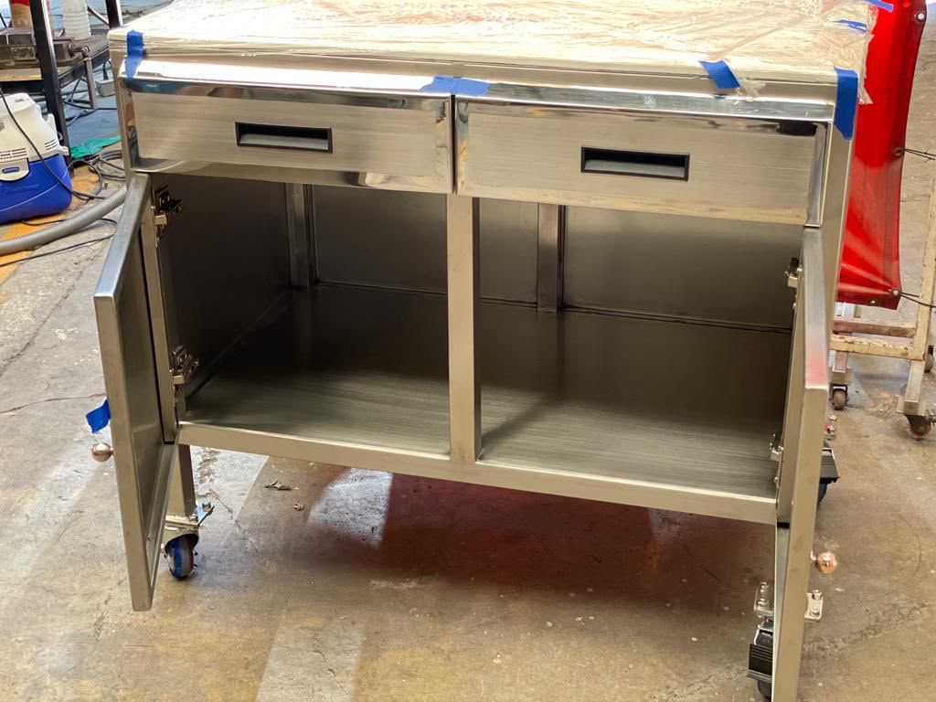 Mueble de lámina abierto con puertas y cajones