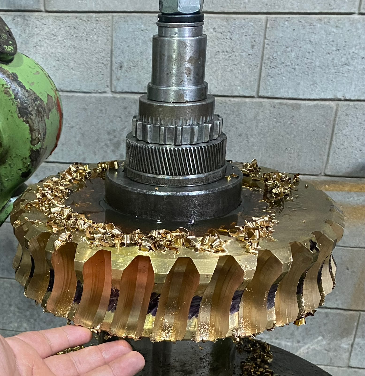 Corona de bronce en máquina